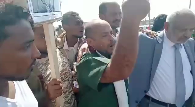 مسيرة الخوخة تفجر خلافات حادة بين محافظ الحديدة ومجلس تهامة الوطني 1 مسيرة الخوخة تفجر خلافات حادة بين محافظ الحديدة ومجلس تهامة الوطني