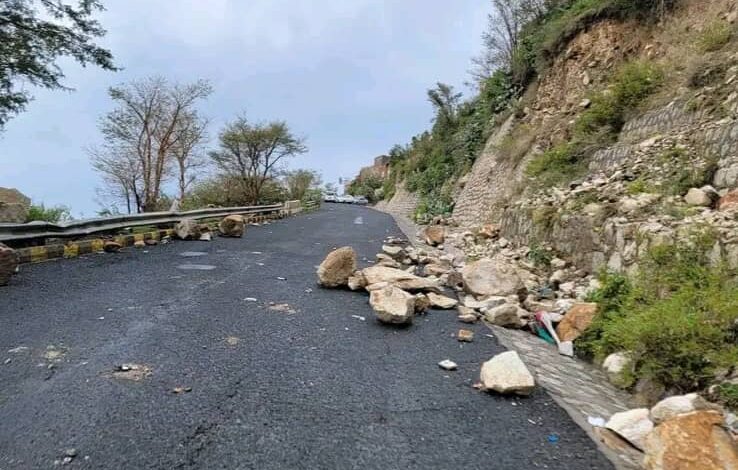 انهيارات صخرية بجبل صبر في تعز تثير مخاوف السكان
