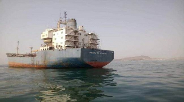 الحكومة تبدأ بانتشال 22 سفينة غارقة في ميناء الاصطياد بعدن