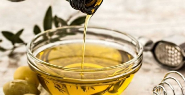 فوائد ملعقة واحدة من زيت الزيتون على معدة فارغة 1 فوائد ملعقة واحدة من زيت الزيتون على معدة فارغة