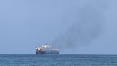 البحرية البريطانية: خروج سفينة تجارية عن السيطرة بعد تعرضها لهجوم في البحر الأحمر
