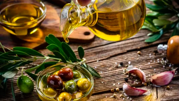 زيت الزيتون بين الفوائد الصحية والجدل حول الطهي الحراري