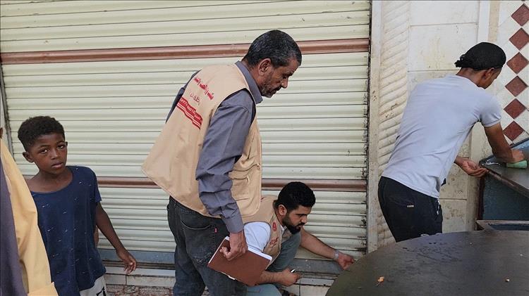 إغلاق كافتيريا مخالفة في المنصورة بعدن لعدم الالتزام بالتخفيض السعري