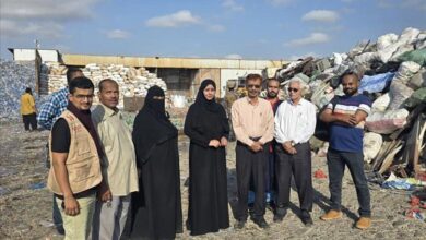 نيابة الصناعة والتجارة بعدن تتلف 2700 كرتون من المشروبات الغازية غير الصالحة للاستهلاك