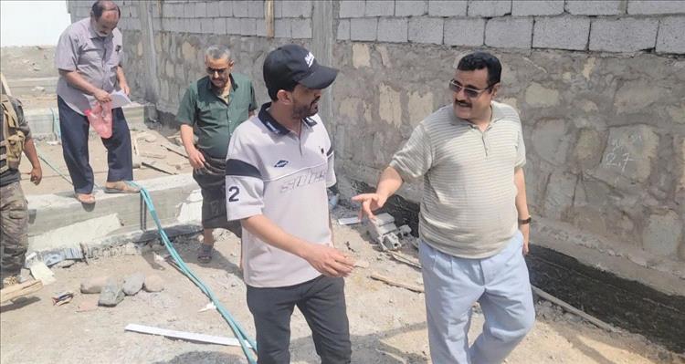 مدير مديرية المنصورة يتفقد أعمال المرحلة الثانية لمشروع بناء صالة نادي أهلي عدن