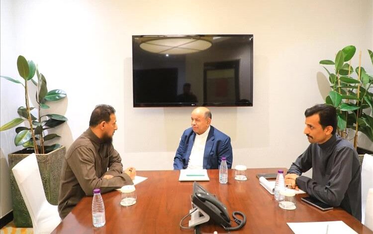 الخنبشي يبحث مع محافظ عدن توحيد الجهود الخدمية والأمنية 1 الخنبشي يبحث مع محافظ عدن توحيد الجهود الخدمية والأمنية