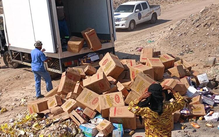 إتلاف أربعة أطنان من المواد الغذائية الفاسدة في المنصورة بعدن