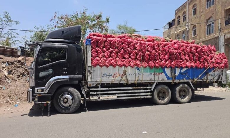 تصعيد جديد.. مليشيا الحوثي تمنع عبور شاحنات البصل نحو الحوبان
