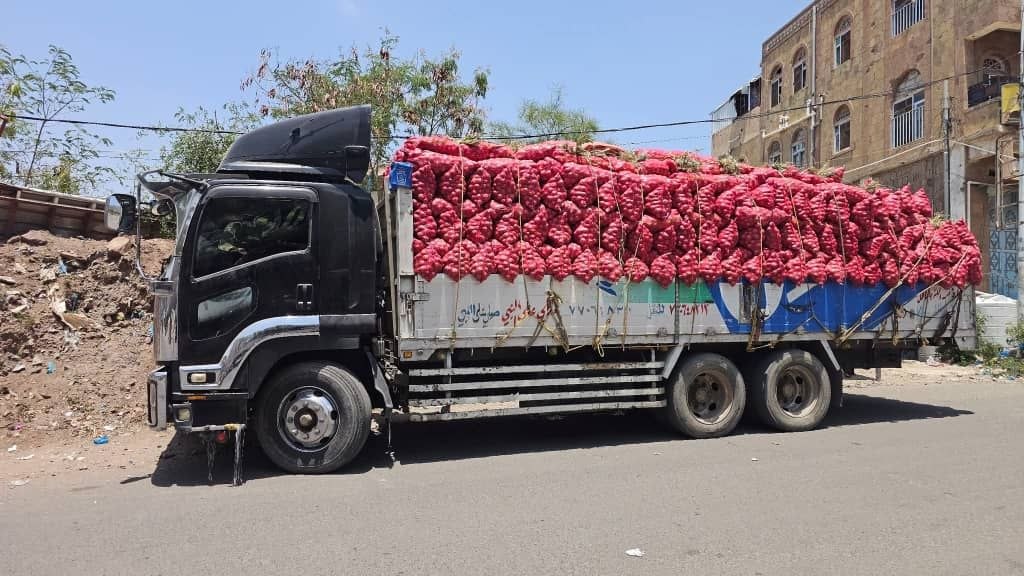 تصعيد جديد.. مليشيا الحوثي تمنع عبور شاحنات البصل نحو الحوبان