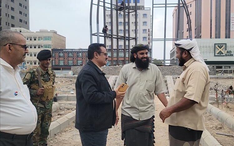 الداؤودي يتفقد مشروع متنفس مثلث دوار السفينة ويؤكد أهمية الشراكة مع القطاع الخاص 1 الداؤودي يتفقد مشروع متنفس مثلث دوار السفينة ويؤكد أهمية الشراكة مع القطاع الخاص