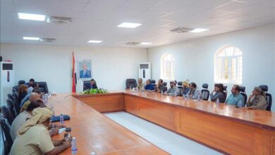 محافظ شبوة يترأس اجتماعاً اقتصادياً موسعاً ويعلن إجراءات صارمة لضبط السوق