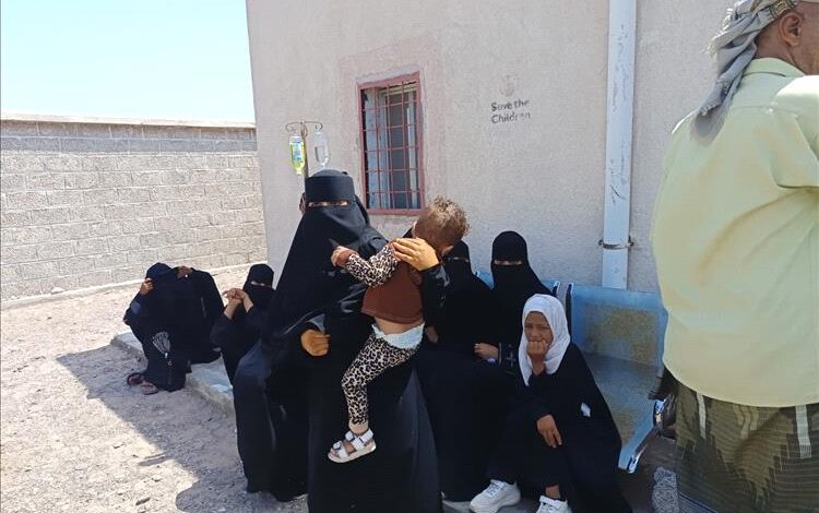 تفشي الحميات في خور عميرة بلحج ينذر بكارثة صحية وسط عجز الإمكانات