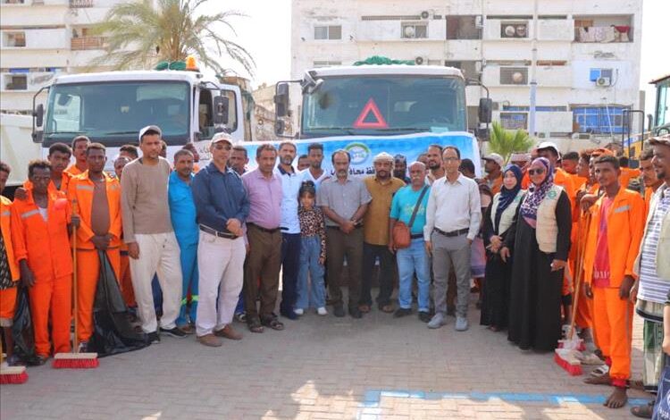 خورمكسر تبدأ حملة نظافة كبرى لإزالة التراكمات وتحسين المشهد العام بدعم من محافظ عدن