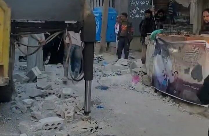 سقوط مواد بناء يتسبب بوفاة فتاة وإصابة أخرى في إب