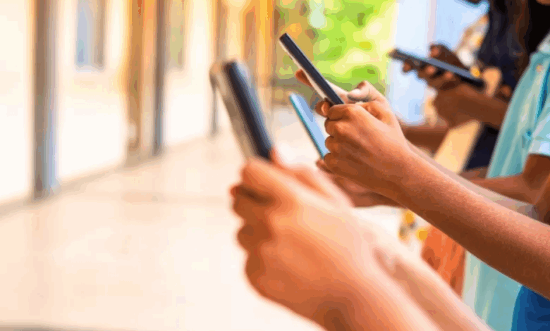 تشيلي تعتمد قانوناً جديداً يمنع الهواتف المحمولة داخل المدارس ابتداءً من مارس