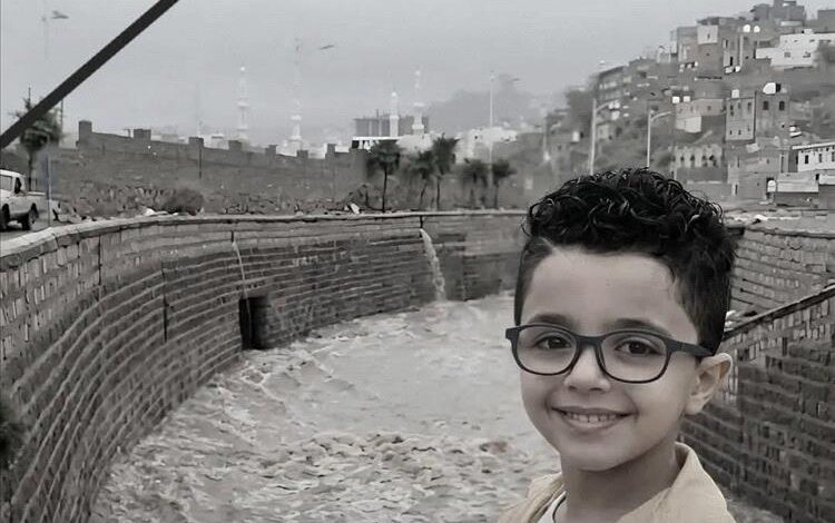العثور على جثمان طفل بعد أن جرفته السيول في تعز وسط موجة حزن وغضب شعبي 1 العثور على جثمان طفل بعد أن جرفته السيول في تعز وسط موجة حزن وغضب شعبي