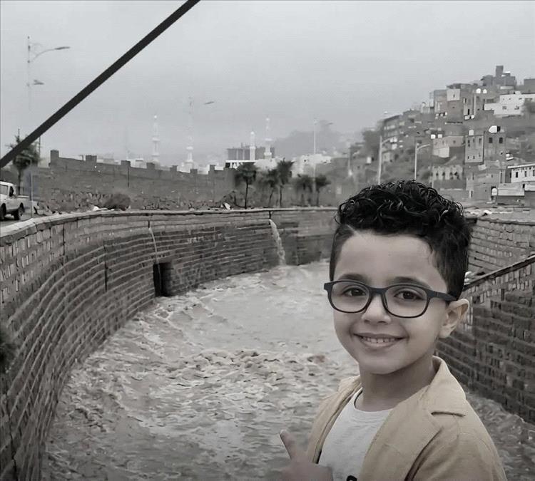 العثور على جثمان طفل بعد أن جرفته السيول في تعز وسط موجة حزن وغضب شعبي
