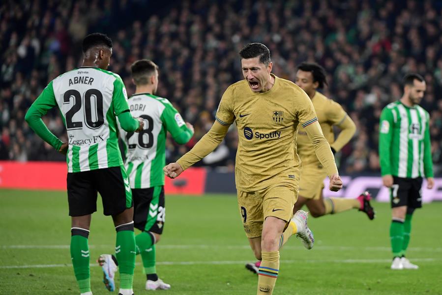 برشلونة يعزز صدارته للدوري الإسباني بفوزه على ريال بيتيس