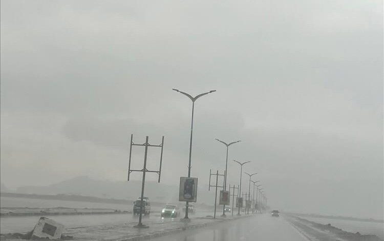 أمطار غزيرة تغمر شوارع عدن وتعطل حركة السير في مختلف المديريات 1 أمطار غزيرة تغمر شوارع عدن وتعطل حركة السير في مختلف المديريات