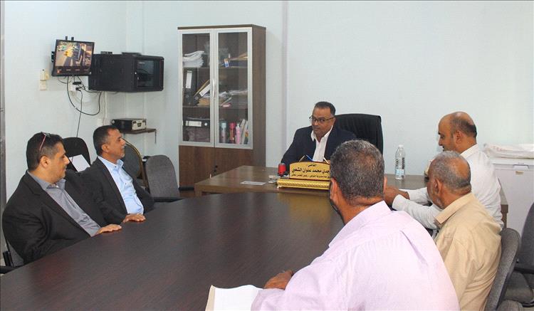 مدير الصناعة والتجارة يناقش مع مدير مديرية التواهي سبل تعزيز التعاون المشترك