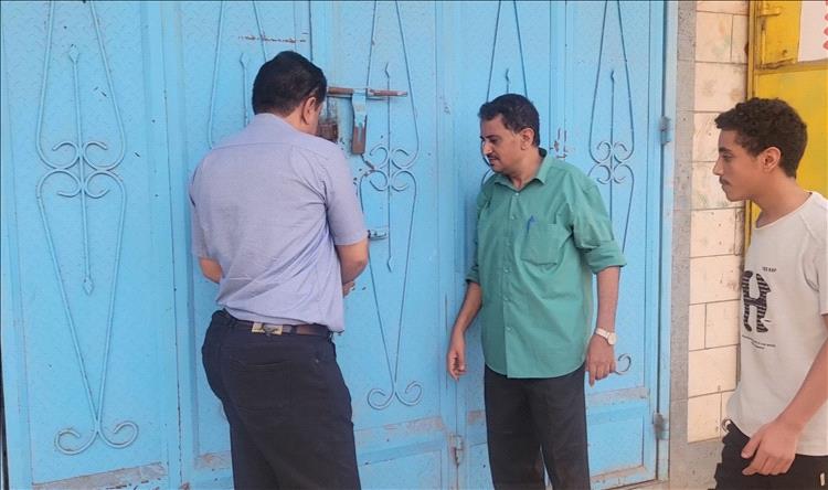 عدن.. استمرار حملة إغلاق المحال المخالفة في المنصورة