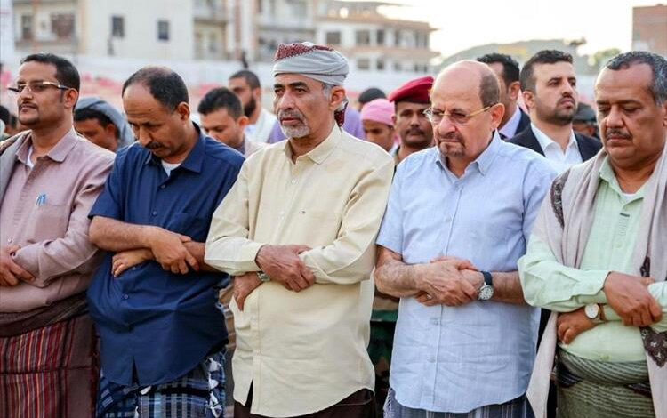 الصبيحي والزنداني يؤديان صلاة عيد الفطر مع جموع المصلين في ملعب الحبيشي بعدن