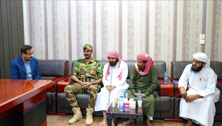 محافظ شبوة: التوجيه المعنوي ركيزة لتعزيز جاهزية قوات الدفاع وحسم المعركة بالإرادة والوعي