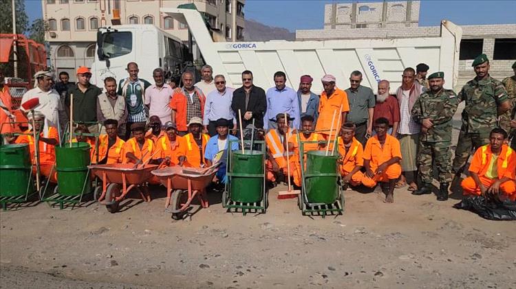 صندوق النظافة يدشن حملة ميدانية لرفع الأتربة والمخلفات في البريقة 1 صندوق النظافة يدشن حملة ميدانية لرفع الأتربة والمخلفات في البريقة