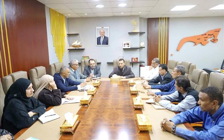 محافظ عدن يقر زيادة حافز المعلمين ويوجه بإجراءات لدعم العملية التعليمية
