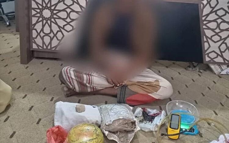 ضبط مروّجَين للمخدرات في المهرة بحوزتهما كميات كبيرة من المواد المحظورة