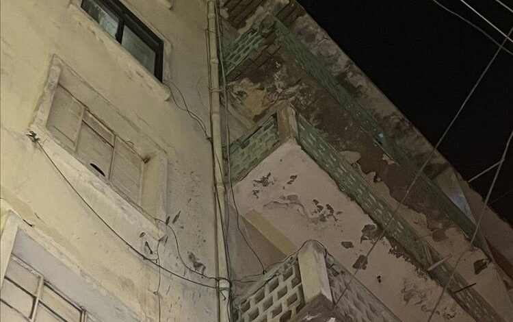 إصابة طفلة بجروح خطيرة إثر سقوط أجزاء من مبنى متهالك في المعلا بعدن