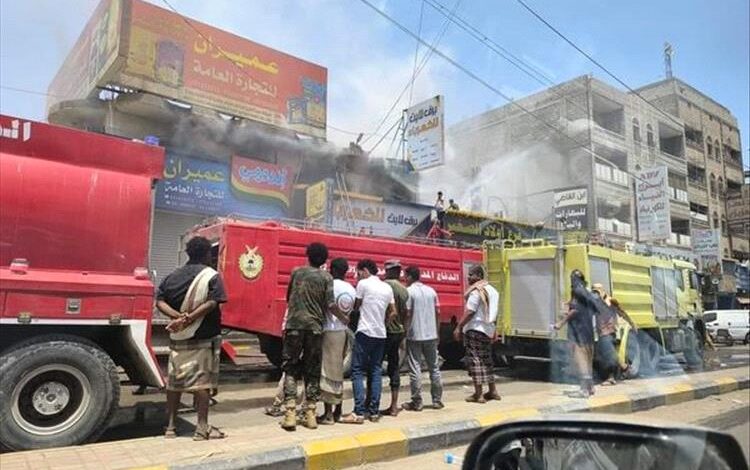 حريق يلتهم محلات كهربائية في الشيخ عثمان بعدن