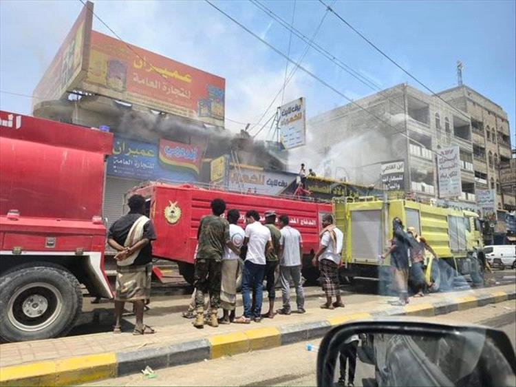 حريق يلتهم محلات كهربائية في الشيخ عثمان بعدن