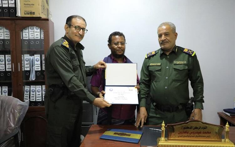 الأحوال المدنية تكرّم ضابطاً بالحزام الأمني بعد إحباط تهريب وثائق مزورة إلى عدن 1 الأحوال المدنية تكرّم ضابطاً بالحزام الأمني بعد إحباط تهريب وثائق مزورة إلى عدن