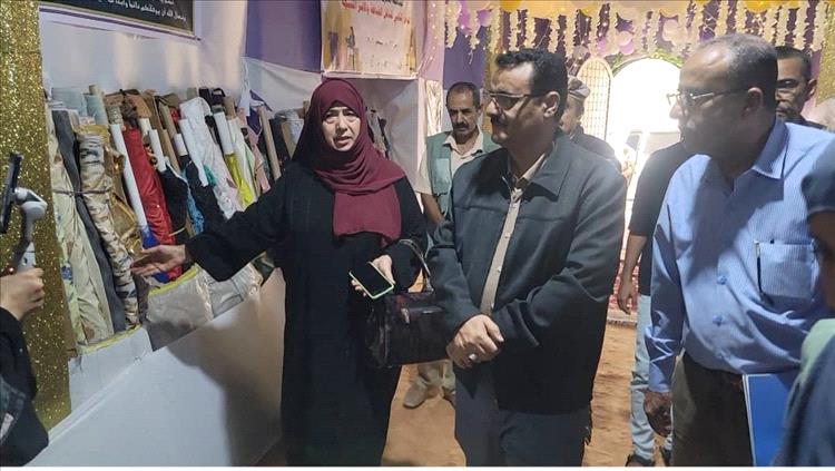 الداؤودي يشيد بالمستوى الإبداعي والجودة العالية للمنتجات بمعرض مشاغل الخياطة