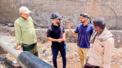 مدير مديرية صيرة يوجه بسرعة معالجة تسربات الصرف الصحي في منطقة الخساف بعدن