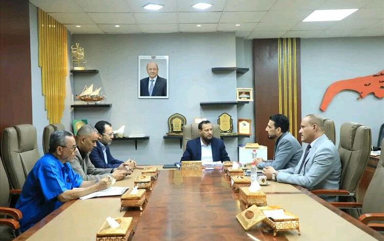 محافظ عدن يطّلع على برامج الجامعة الألمانية ويشيد بمنحها للطلاب المتفوقين