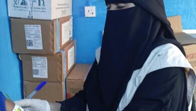 تشغيل عيادة طبية متنقلة لعلاج سوء التغذية في مخيم قرو بعدن