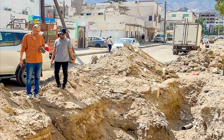 باخبيرة وبن جرادي يتفقدان مشاريع تأهيل شبكات المياه والصرف الصحي في صيرة بعدن