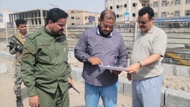 مدير مديرية المنصورة يتفقد مشروع حديقة التسعين بعدن