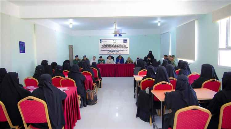 محافظ شبوة يدشّن دورة متخصصة لتعزيز دور الشرطة النسائية في حماية النساء والأحداث