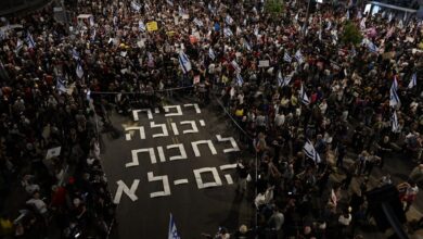آلاف الإسرائيليين يتظاهرون مطالبين نتنياهو بقبول عهدنة غزة
