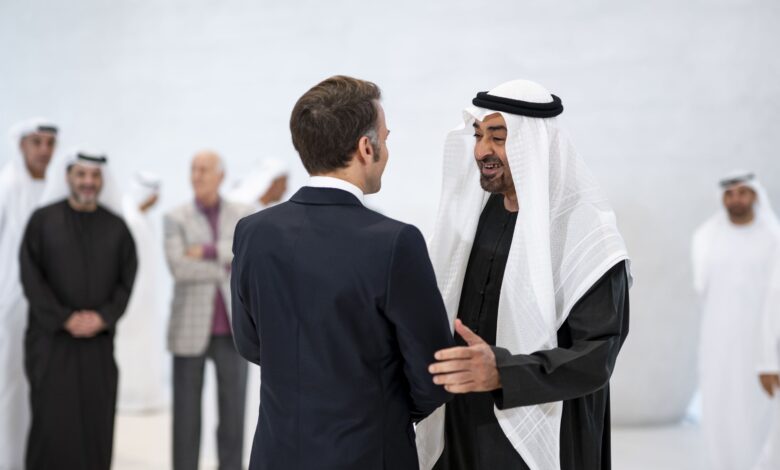 محمد بن زايد يبحث مع ماكرون تعزيز الشراكة الإستراتيجية بين الإمارات وفرنسا