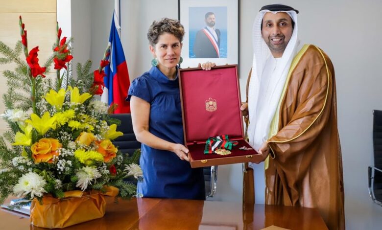 رئيس الإمارات يمنح وزيرة البيئة في تشيلي وسام زايد الثاني من الطبقة الأولى 1 رئيس الإمارات يمنح وزيرة البيئة في تشيلي وسام زايد الثاني من الطبقة الأولى