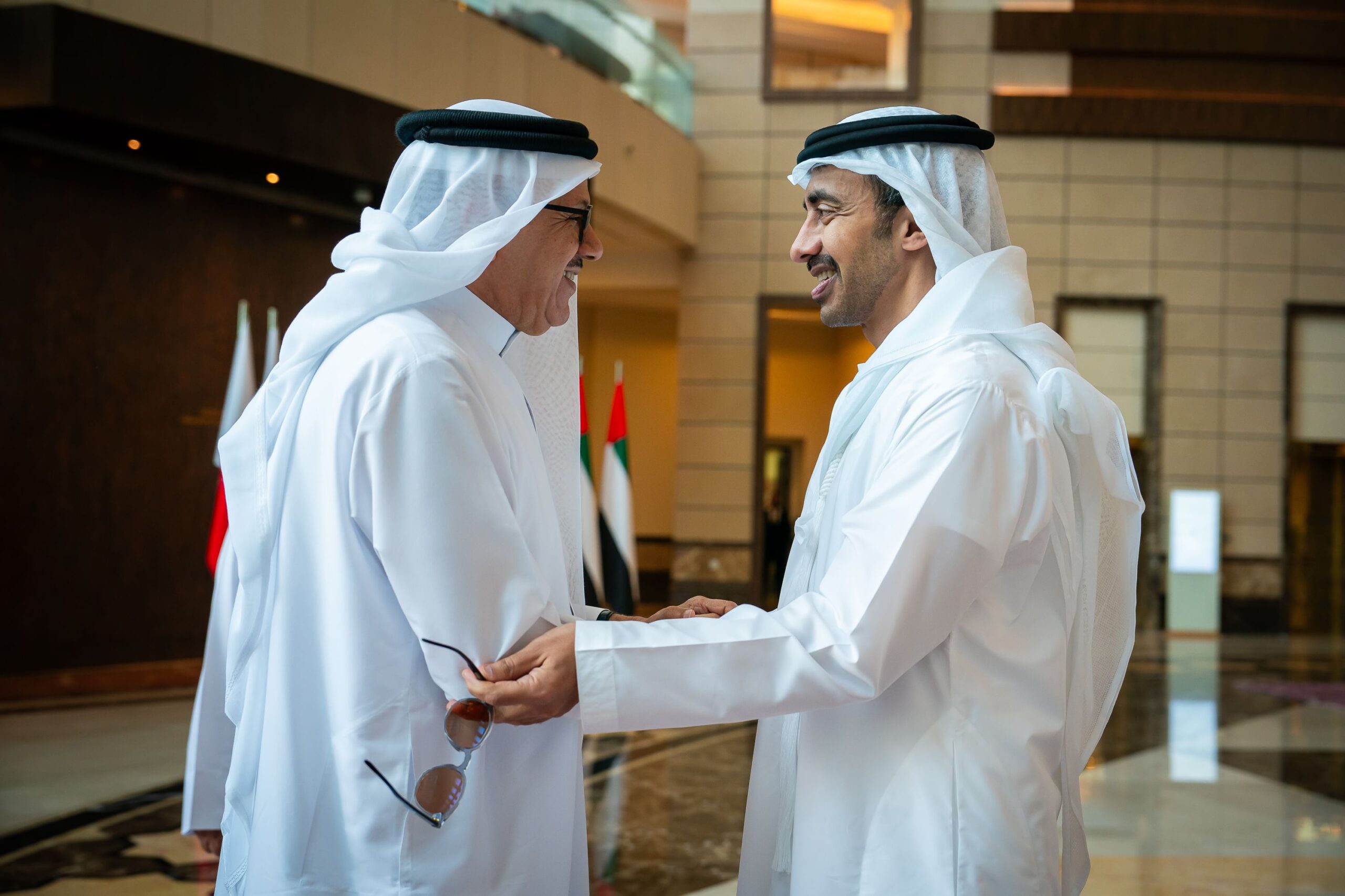 وزير خارجية الإمارات يبحث مع نظيره البحريني العلاقات الأخوية بين البلدين