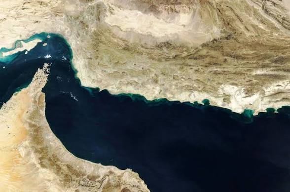 إيران تعيد إغلاق مضيق هرمز وتفجّر التوتر في ممر الطاقة العالمي 1 إيران تعيد إغلاق مضيق هرمز وتفجّر التوتر في ممر الطاقة العالمي
