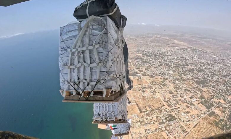 الإمارات تواصل دعمها الإنساني لغزة بعملية إنزال جوي جديدة وإدخال شاحنات طبية 1 الإمارات تواصل دعمها الإنساني لغزة بعملية إنزال جوي جديدة وإدخال شاحنات طبية