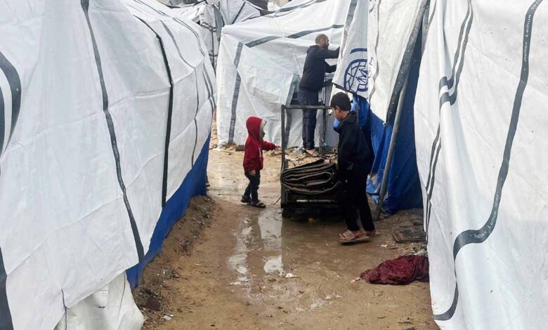 الأونروا: أوضاع كارثية للنازحين في غزة بعد تسرب مياه الأمطار إلى الخيام
