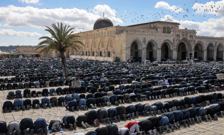 عودة الحياة إلى المسجد الأقصى: 100 ألف مصلٍ يؤدون أول صلاة جمعة بعد 40 يوماً من الإغلاق 1 عودة الحياة إلى المسجد الأقصى: 100 ألف مصلٍ يؤدون أول صلاة جمعة بعد 40 يوماً من الإغلاق