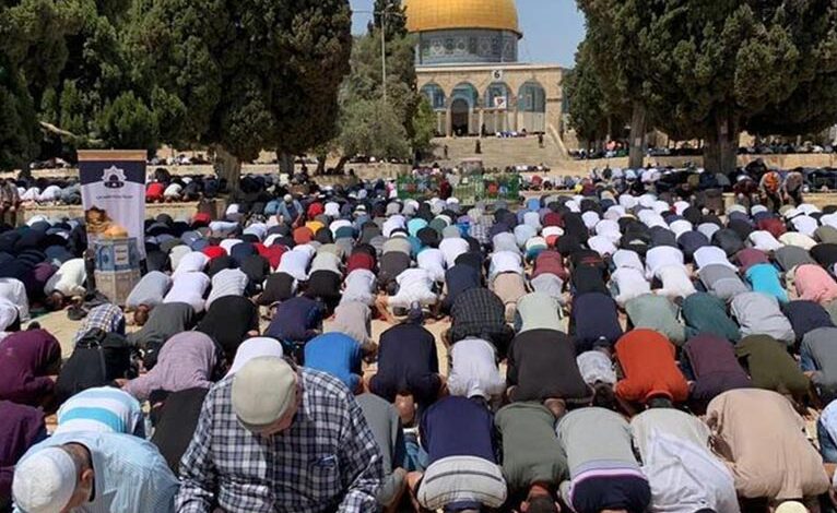 رغم القيود.. عشرات الآلاف يؤدون صلاة الجمعة في الأقصى 1 رغم القيود.. عشرات الآلاف يؤدون صلاة الجمعة في الأقصى